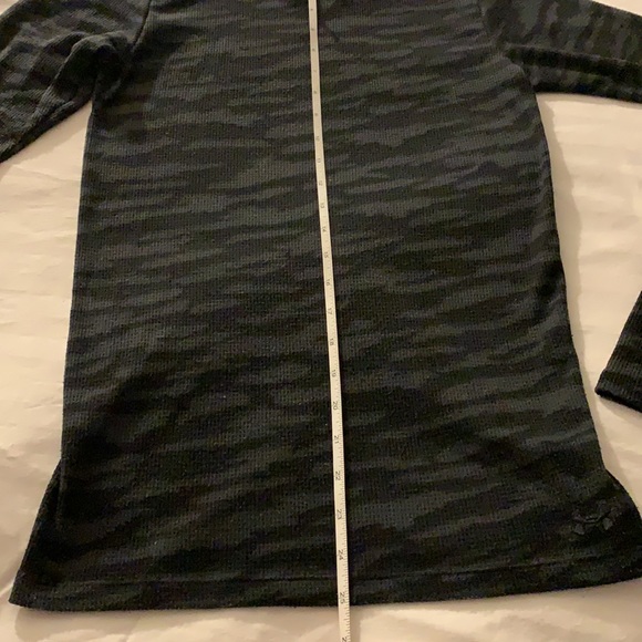 Under Armour dark gray Animal Print scoop neck long sleeve Thermal Top - Picture 4 of 9